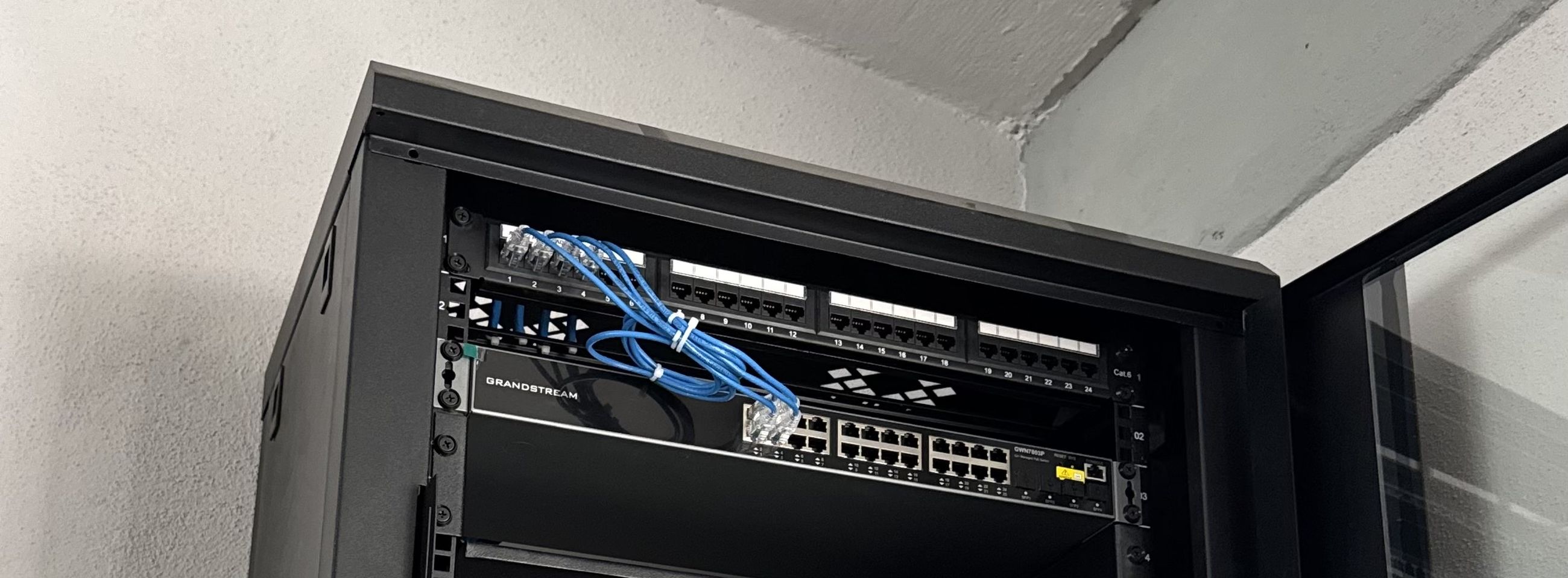 Rack de red con patch panel y switch instalado por Qmax